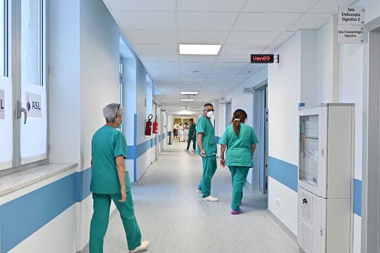 Francia, ospedali sotto pressione per gli scioperi e il rischio di guerra — Il Globo