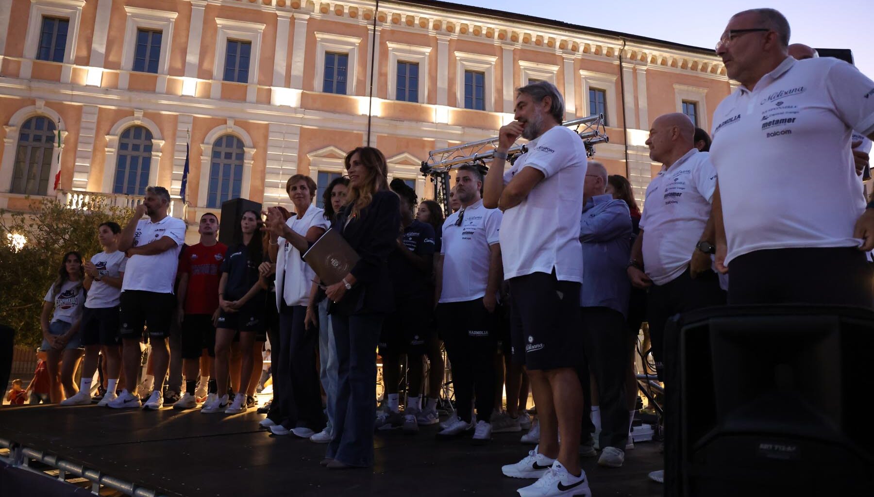 BASKET A1 - Magnolia, presentata la squadra. Grande festa in centro città tra luci, colori e tanta passione