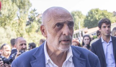 Emilio Fede, al funerale la commozione di Paolo Brosio e l'abbraccio a Sveva Fede