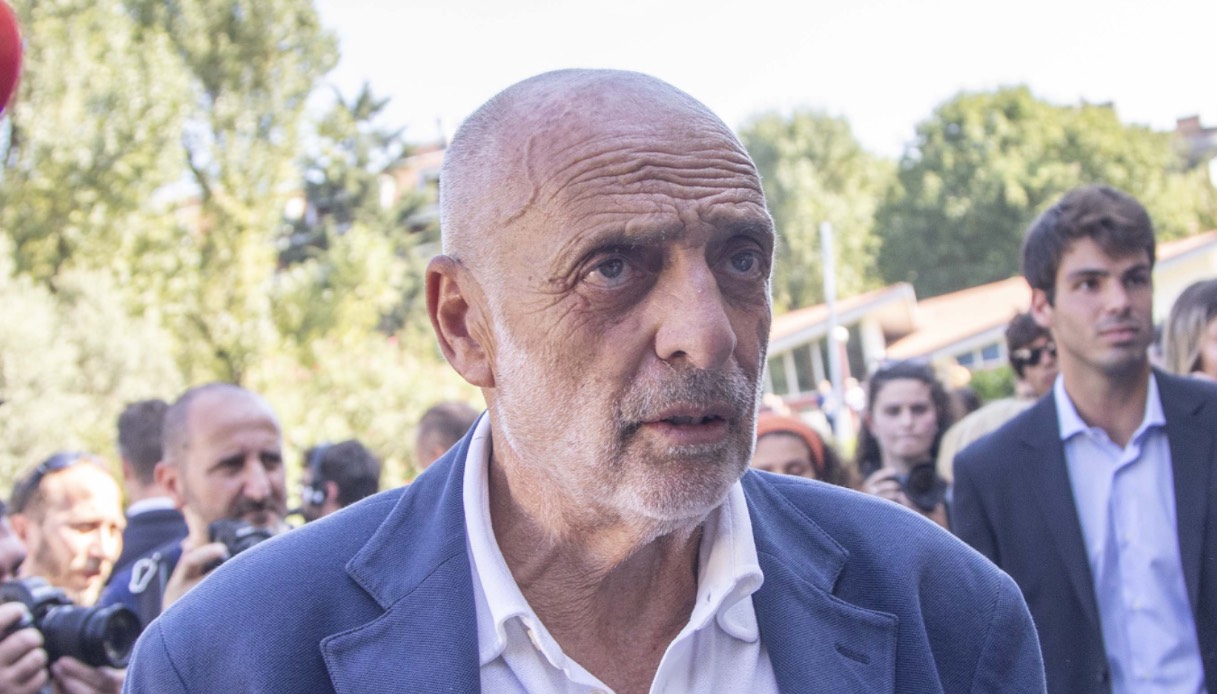 Emilio Fede, al funerale la commozione di Paolo Brosio e l'abbraccio a Sveva Fede