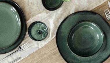 Piatti della collezione Lave di Villeroy & Boch di colore verde su una tavola apparecchiata vista dall'alto