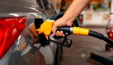 Benzina, prezzi più bassi dal 2021: Guardia di Finanza ai distributori