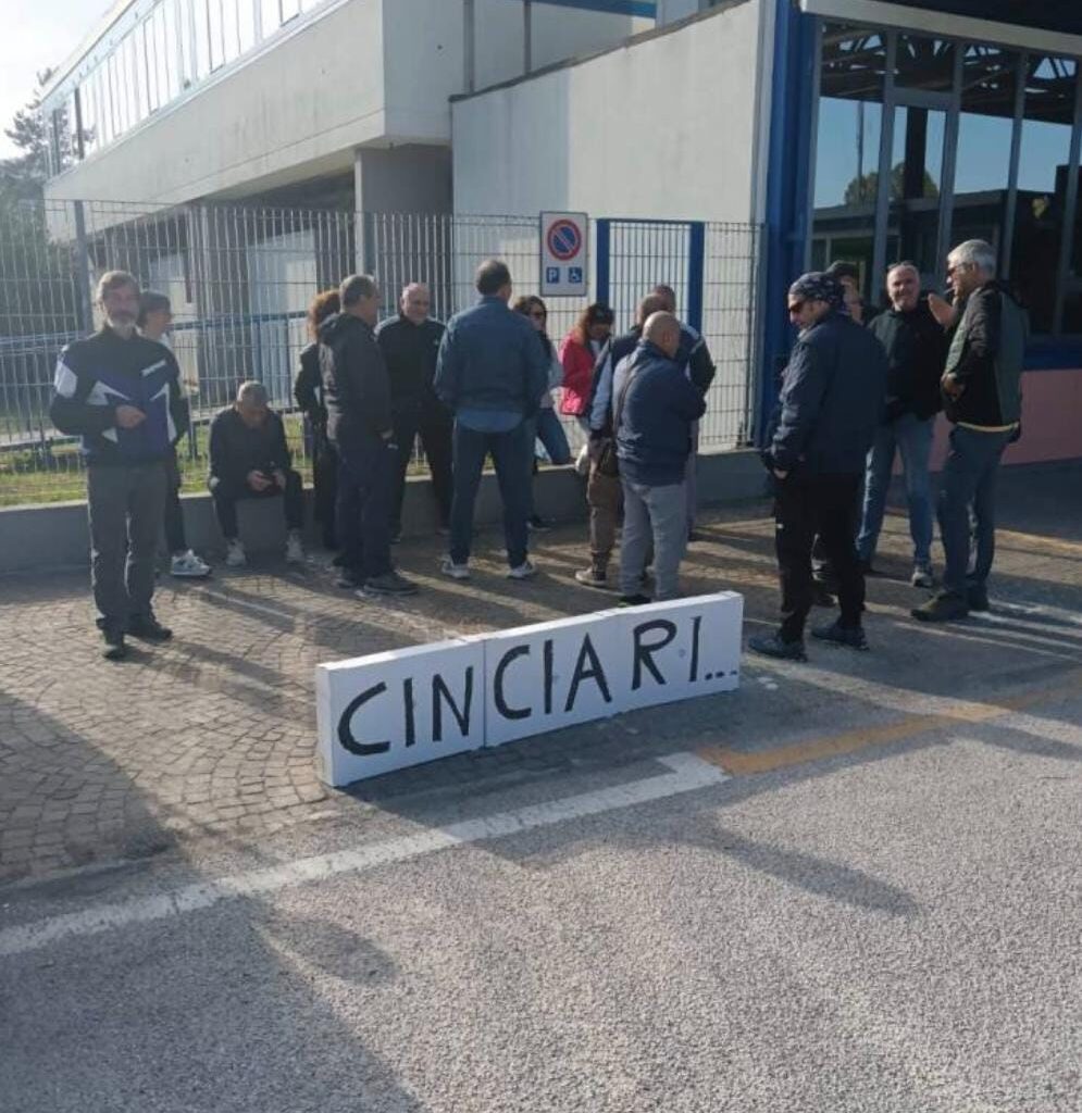 Aura: scatta la Cassa integrazione, lavoratori in protesta