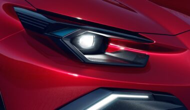 Renault Clio 2025, la bestseller francese diventa premium: nuovo stile e tecnologia