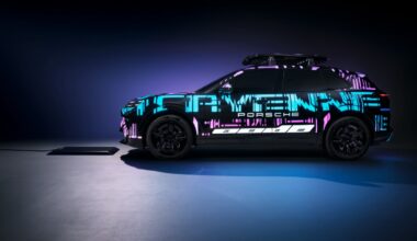 Porsche ricarica come uno smartphone, la Cayenne elettrica apre l’era wireless