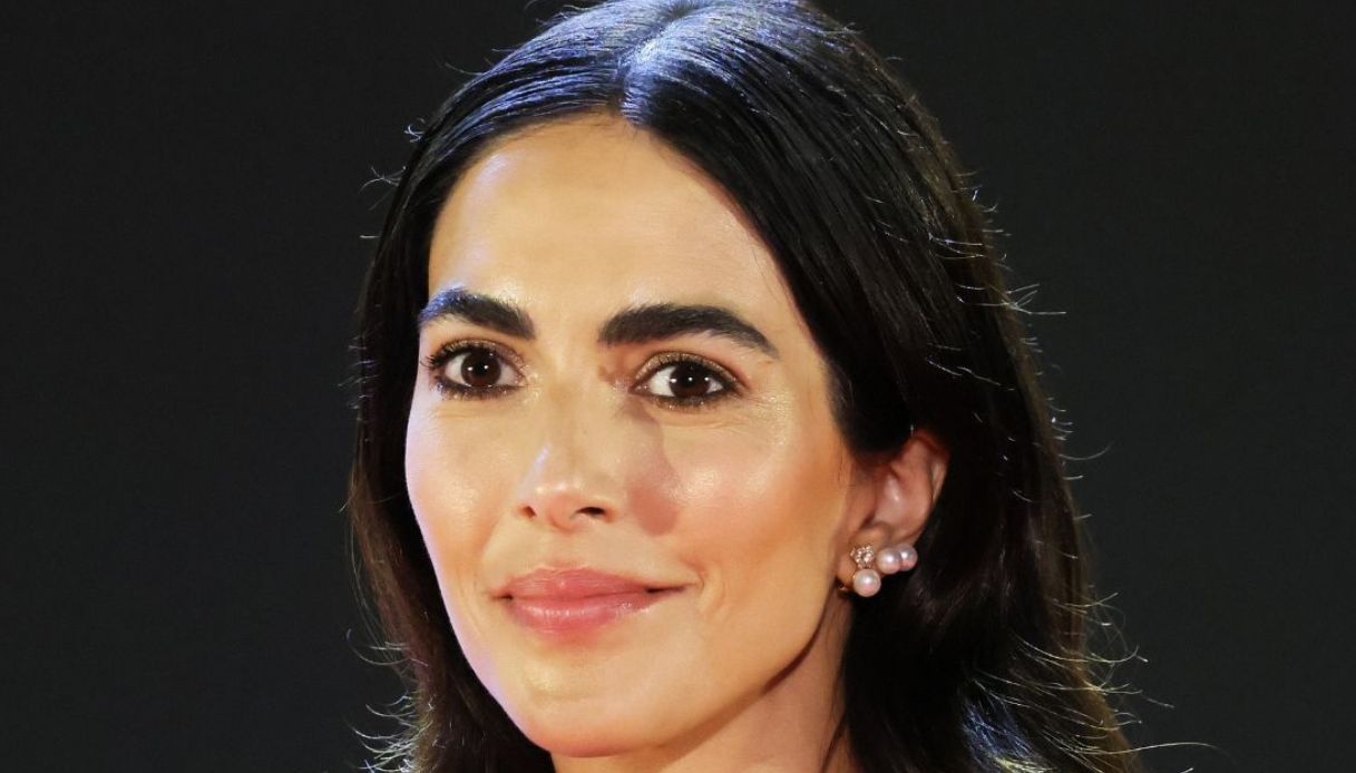 Rocio Munoz Morales pronta al debutto televisivo, la gonna in pelle con corsetto è già vendetta