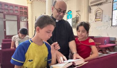 Padre Gabriel Romanelli con alcuni bambini nella parrocchia della Sacra Famiglia a Gaza