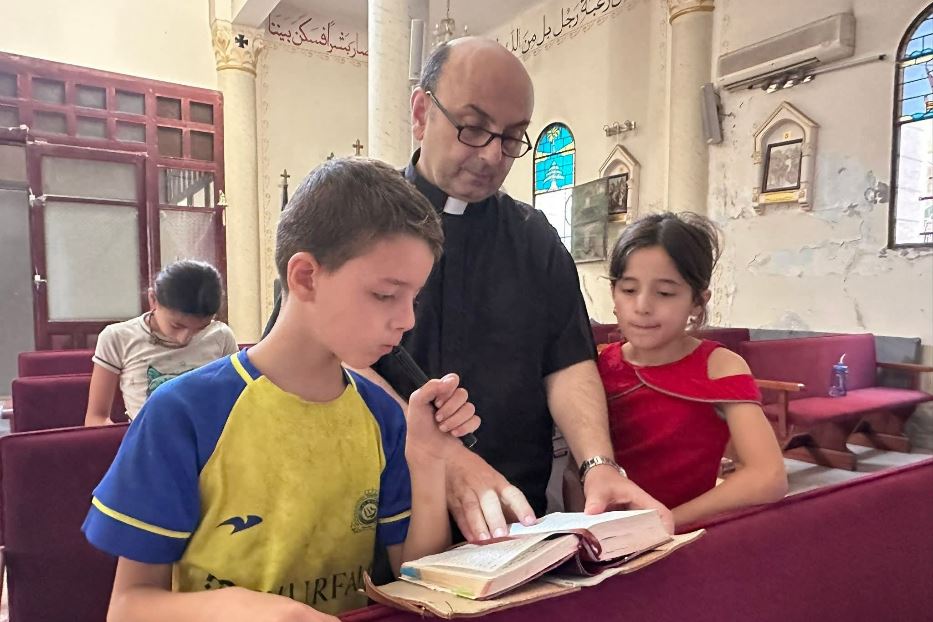 Padre Gabriel Romanelli con alcuni bambini nella parrocchia della Sacra Famiglia a Gaza