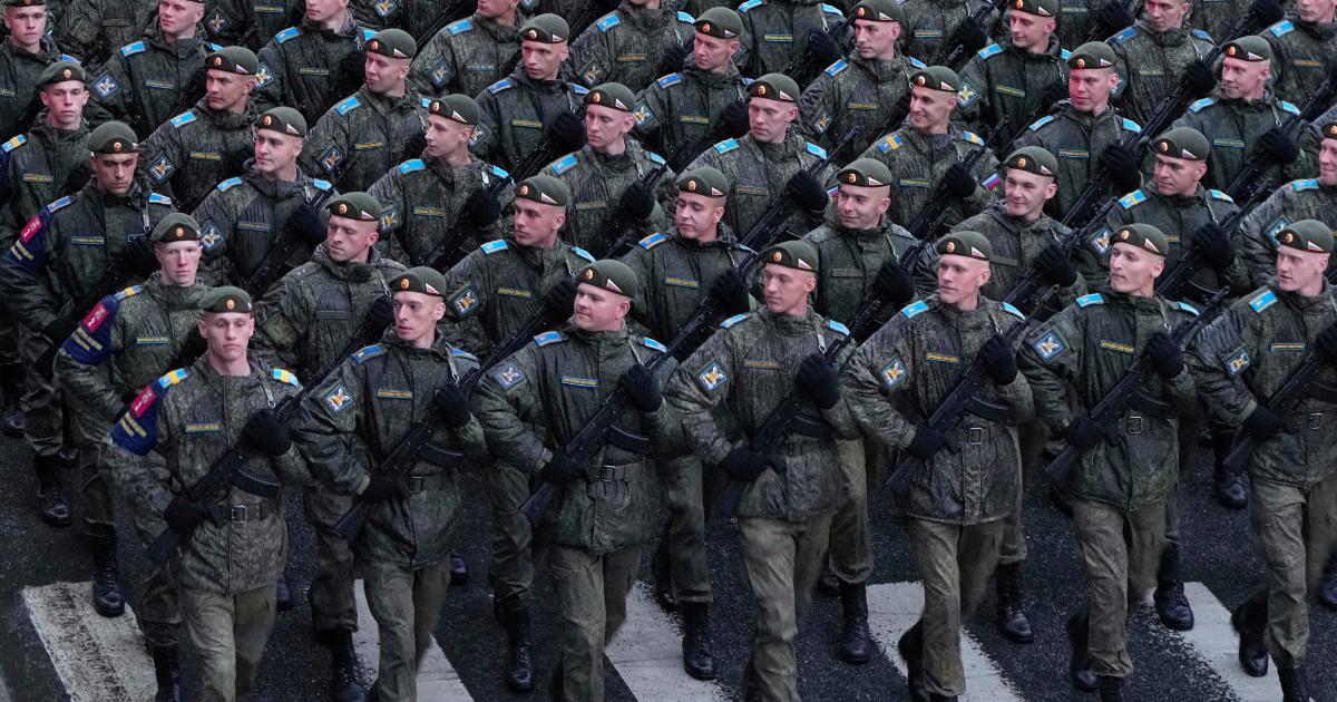 Russia, Putin ordina coscrizione di 135mila cittadini per il servizio militare | Il Fatto Quotidiano