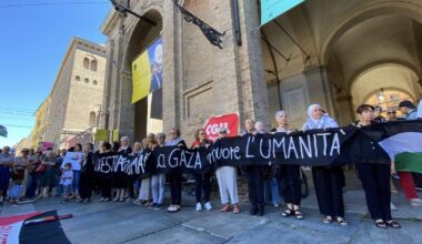 In tanti in piazza alla manifestazione pro-Pal e a sostegno della Global Sumud Flotilla - Foto 1 di 3