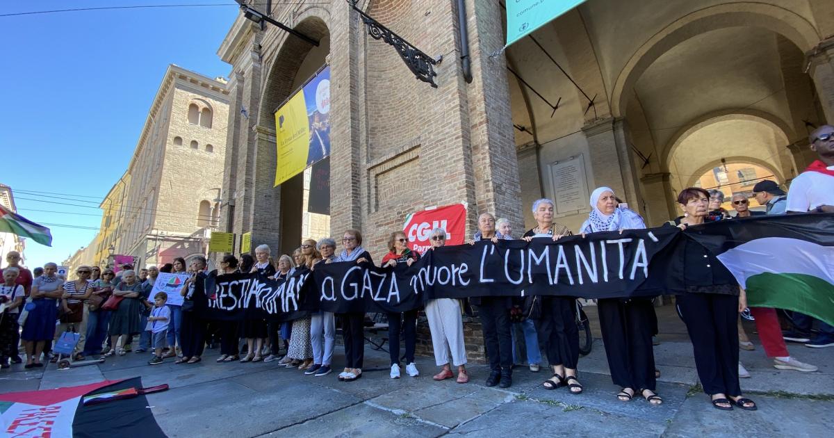 In tanti in piazza alla manifestazione pro-Pal e a sostegno della Global Sumud Flotilla - Foto 1 di 3