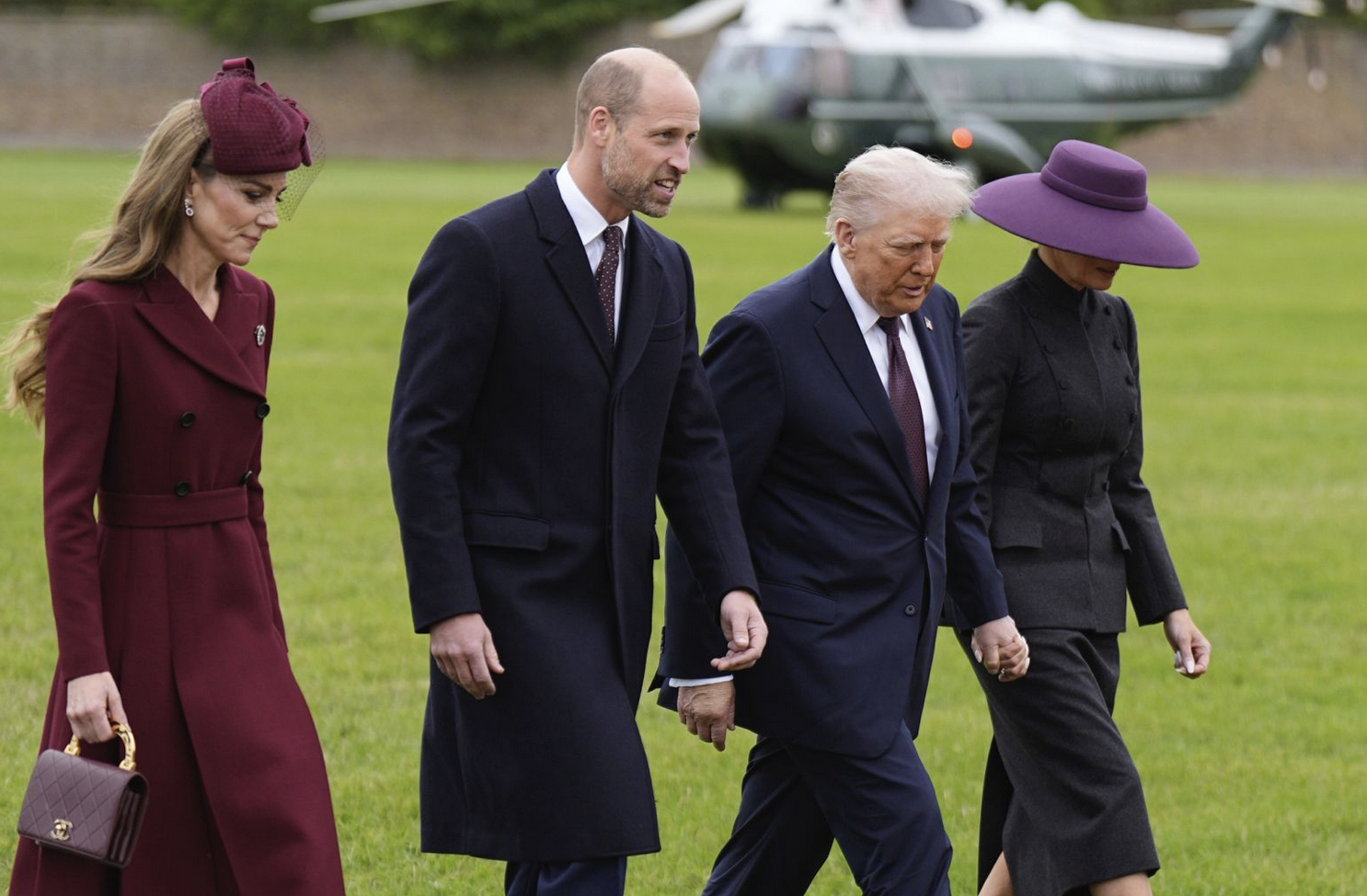 prima dice a Kate "sei raggiante e in salute", poi fa finta che Harry non esista. E Melania non toglie il cappello a falde larghe