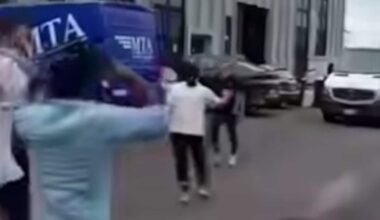 Prato, operai in sciopero aggrediti dai titolari della ditta a calci e pugni. VIDEO