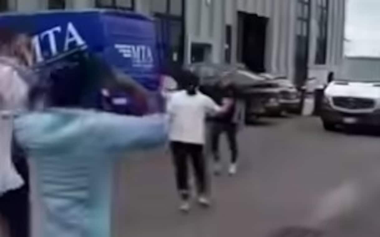 Prato, operai in sciopero aggrediti dai titolari della ditta a calci e pugni. VIDEO
