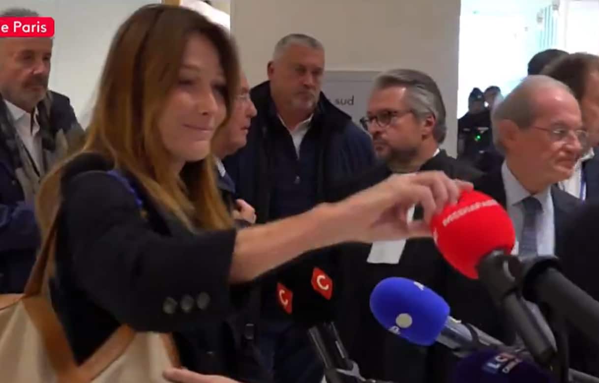 Sarkozy condannato, Carla Bruni stacca spugna dal microfono dei giornalisti