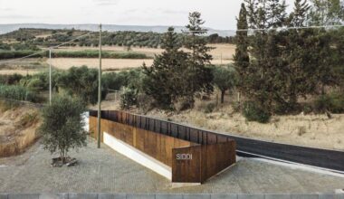 Siddi, la nuova porta del borgo celebra il legame con la terra nel progetto di Martino Picchedda