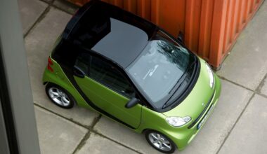 Non riesce a parcheggiare una Smart in 20 metri, il video diventa virale