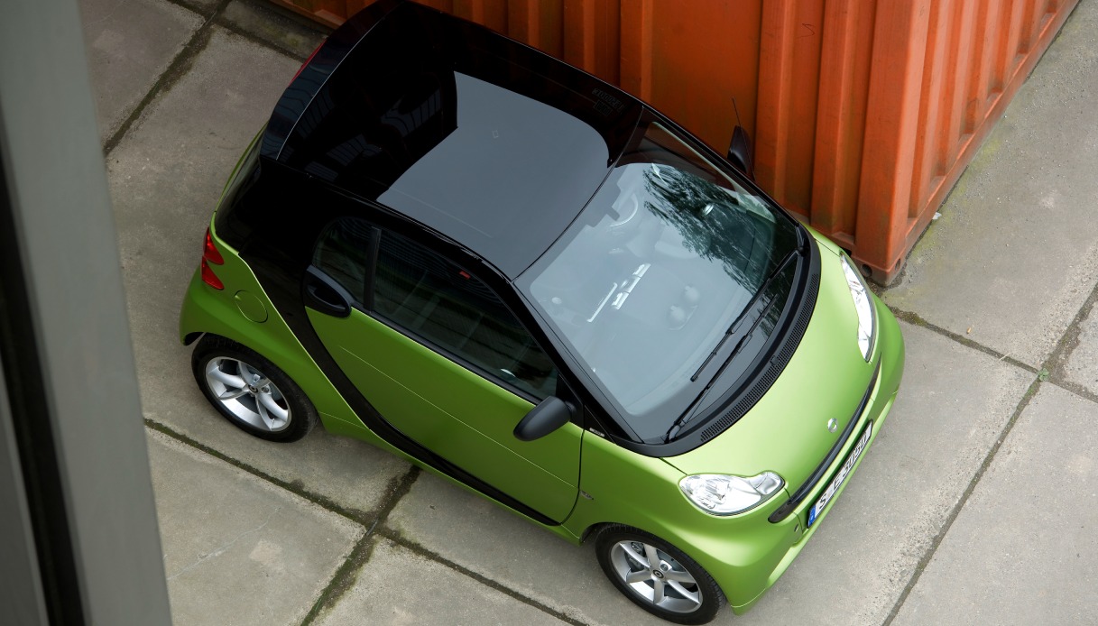 Non riesce a parcheggiare una Smart in 20 metri, il video diventa virale