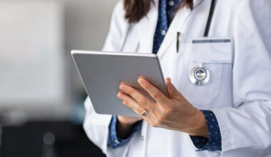 Dottoressa muore in Sardegna a 38 anni per "super lavoro"