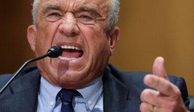 Il segretario alla Salute statunitense Robert F. Kennedy jr. durante l'audizione in Senato a Washington