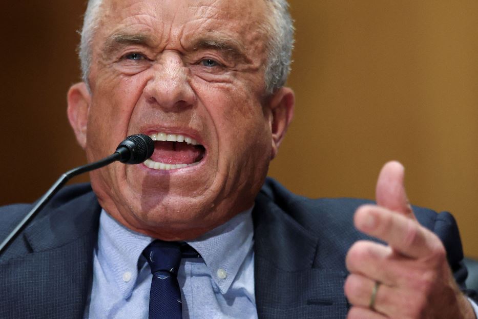 Il segretario alla Salute statunitense Robert F. Kennedy jr. durante l'audizione in Senato a Washington