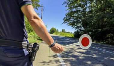 Fermato mentre guidava una Jeep Barbie in stato di ebbrezza: scatta l'arresto