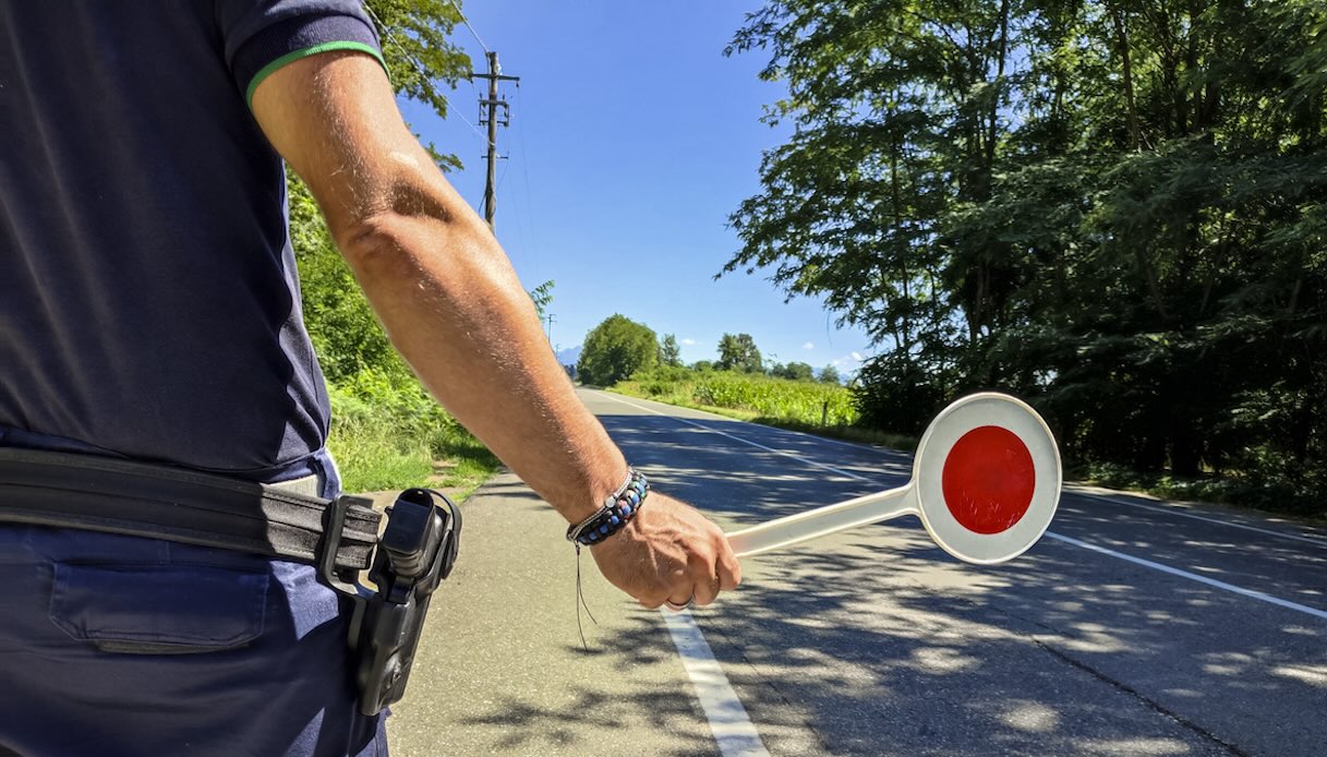 Fermato mentre guidava una Jeep Barbie in stato di ebbrezza: scatta l'arresto