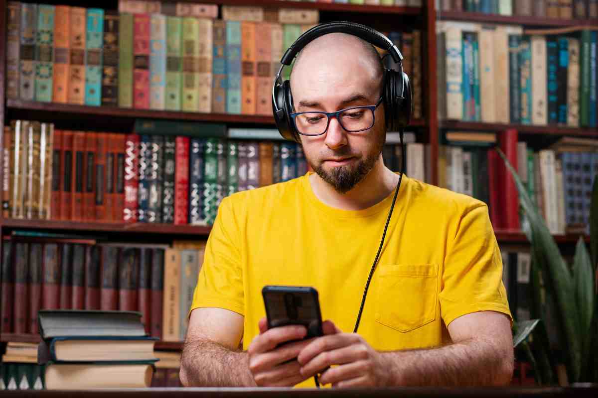 Utente ascolta audiolibro