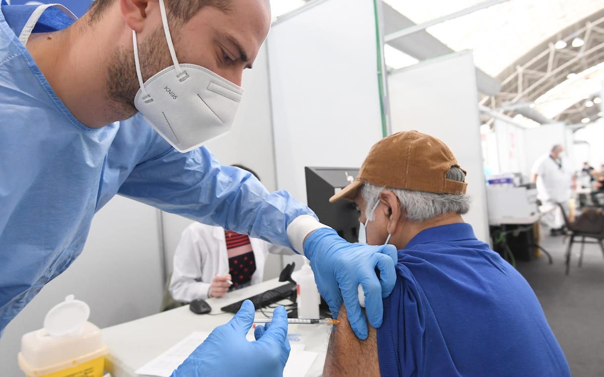 Vaccino Covid e influenza, chi deve farlo: categorie a rischio e come prenotare