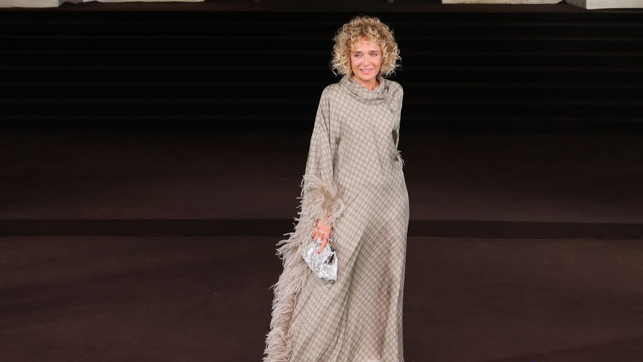 Valeria Golino da Gucci è la Primadonna: abito fluido e kiss-lock bag con monogram di cristalli alla Milano Fashion Week
