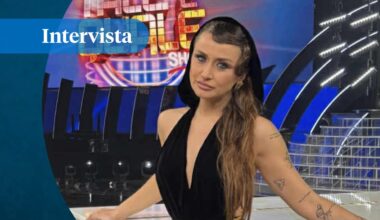 "Oggi cantano tutti uguale. Amici? Prima era diverso". Poi parla di Carlo Conti e Maria De Filippi