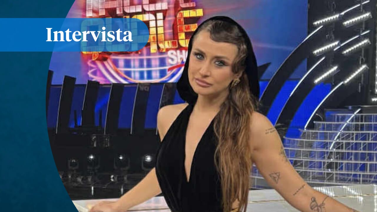 "Oggi cantano tutti uguale. Amici? Prima era diverso". Poi parla di Carlo Conti e Maria De Filippi