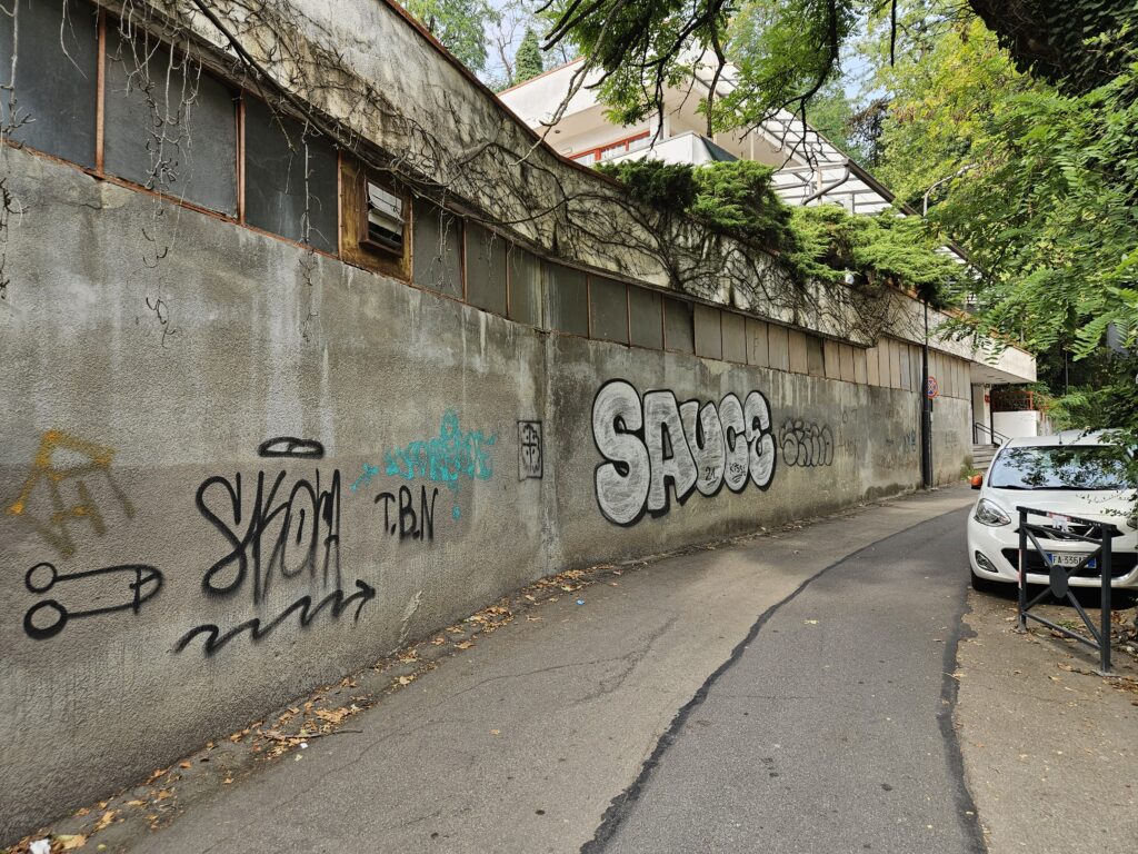 Via del Bosco "devastata" dai graffiti, ma fra pochi giorni sarà realizzato un enorme murale [fotogallery]