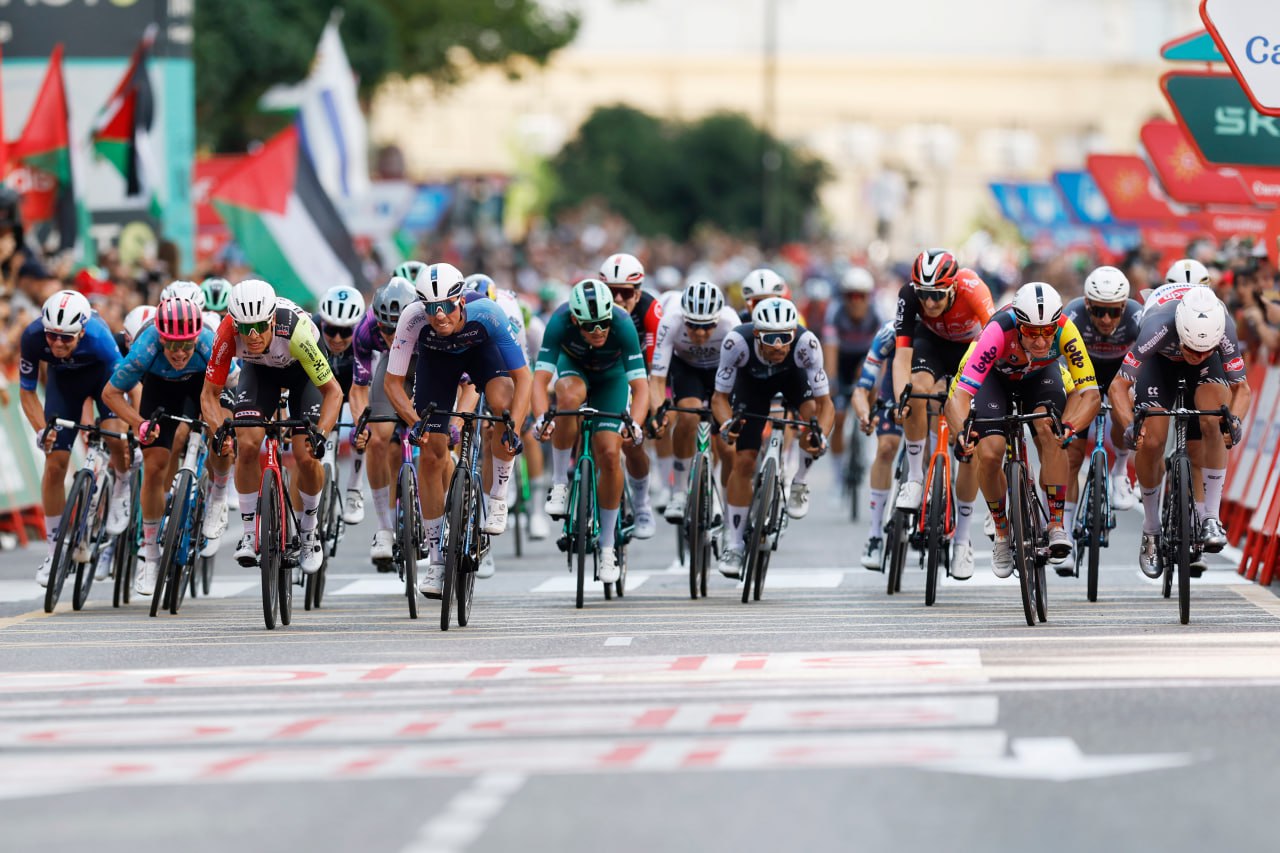 Vuelta a España 2025, Elia Viviani dopo declassamento e cartellino giallo: "Mi spiace per il team e i miei compagni perché meritavano un risultato migliore"