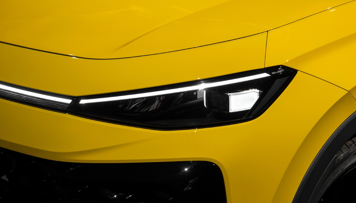 Nuova Volkswagen T-Roc, design rinnovato e interni hi-tech: i prezzi