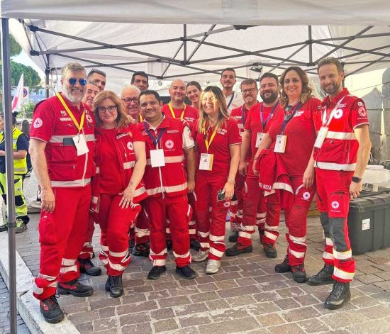 I vertici della Croce Rossa salutano i volontari sul percorso del trasporto