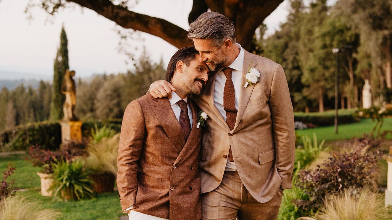 Dentro il matrimonio di Luca Calvani e Alessandro Franchini in Toscana: «Una celebrazione della vita, fatta di amici veri, famiglie che si intrecciano e sogni che diventano realtà»