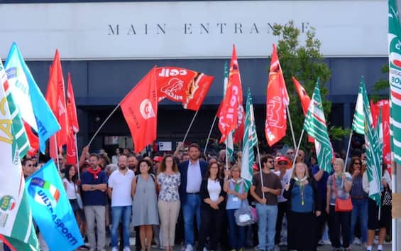 Licenziamenti Yoox, sciopero all'Interporto contro il taglio di 211 lavoratori