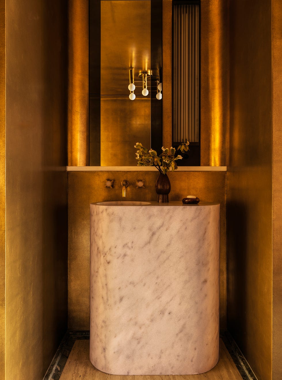 una casa sofisticada con paredes de madera y muebles modernos vintage