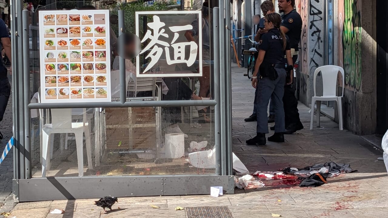 Mattinata di sangue in centro a Milano, accoltellato un uomo: è grave