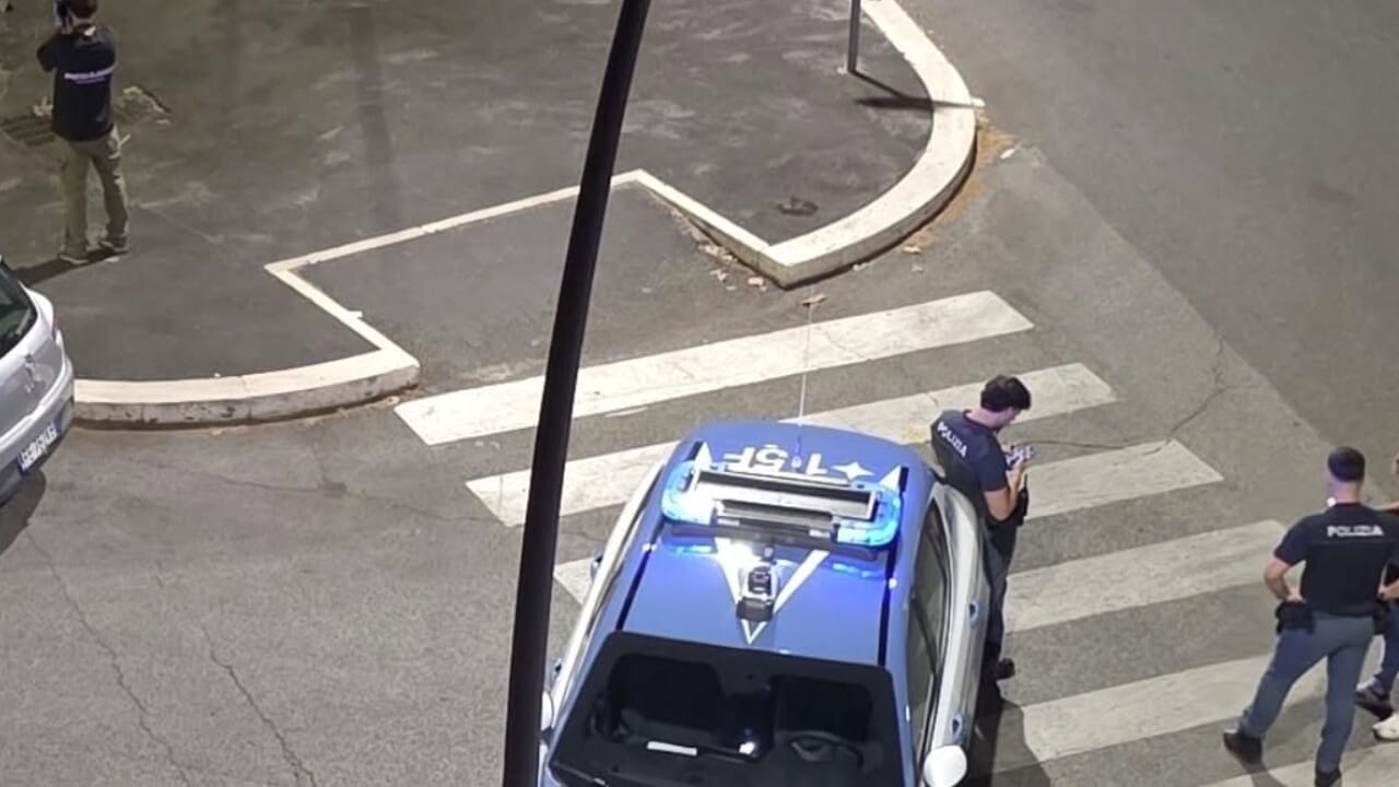 Litiga con il coinquilino, poi l'accoltella in strada. Sparisce per giorni, ma la polizia lo rintraccia