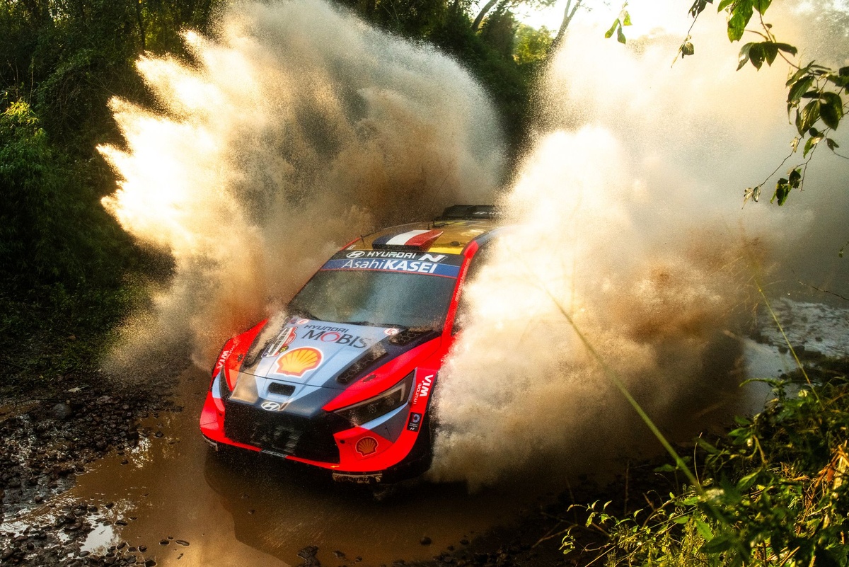 Hyundai ritira Fourmaux dal Rally del Paraguay e aiuta Tanak