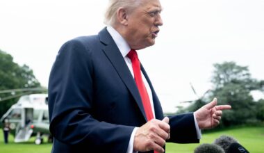 Trump gela il giornalista. "Stai zitto", il video dello scontro