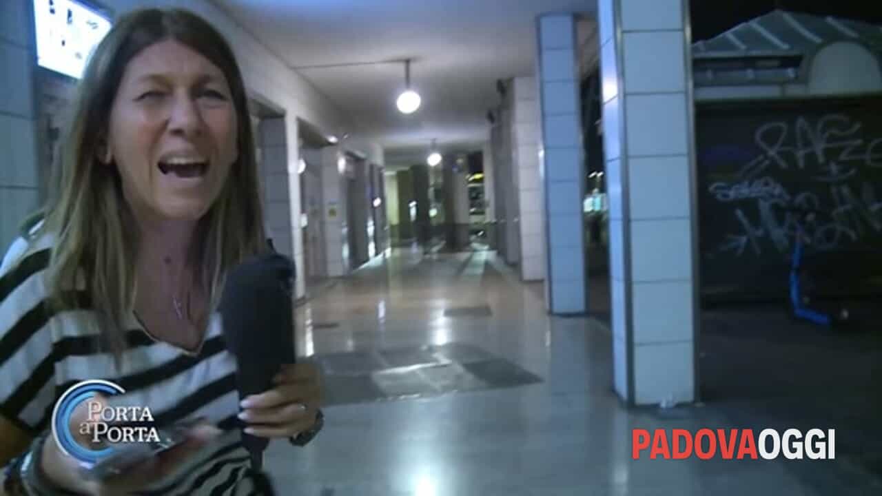 lanciate alla giornalista pietre e bottiglie