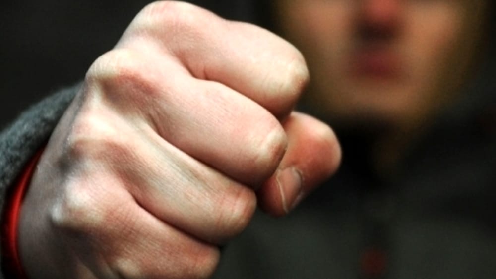 Uomo urina in strada a Torino, scoppia una lite e un ultras viene punito con il Daso: provvedimento ritirato dal Tar
