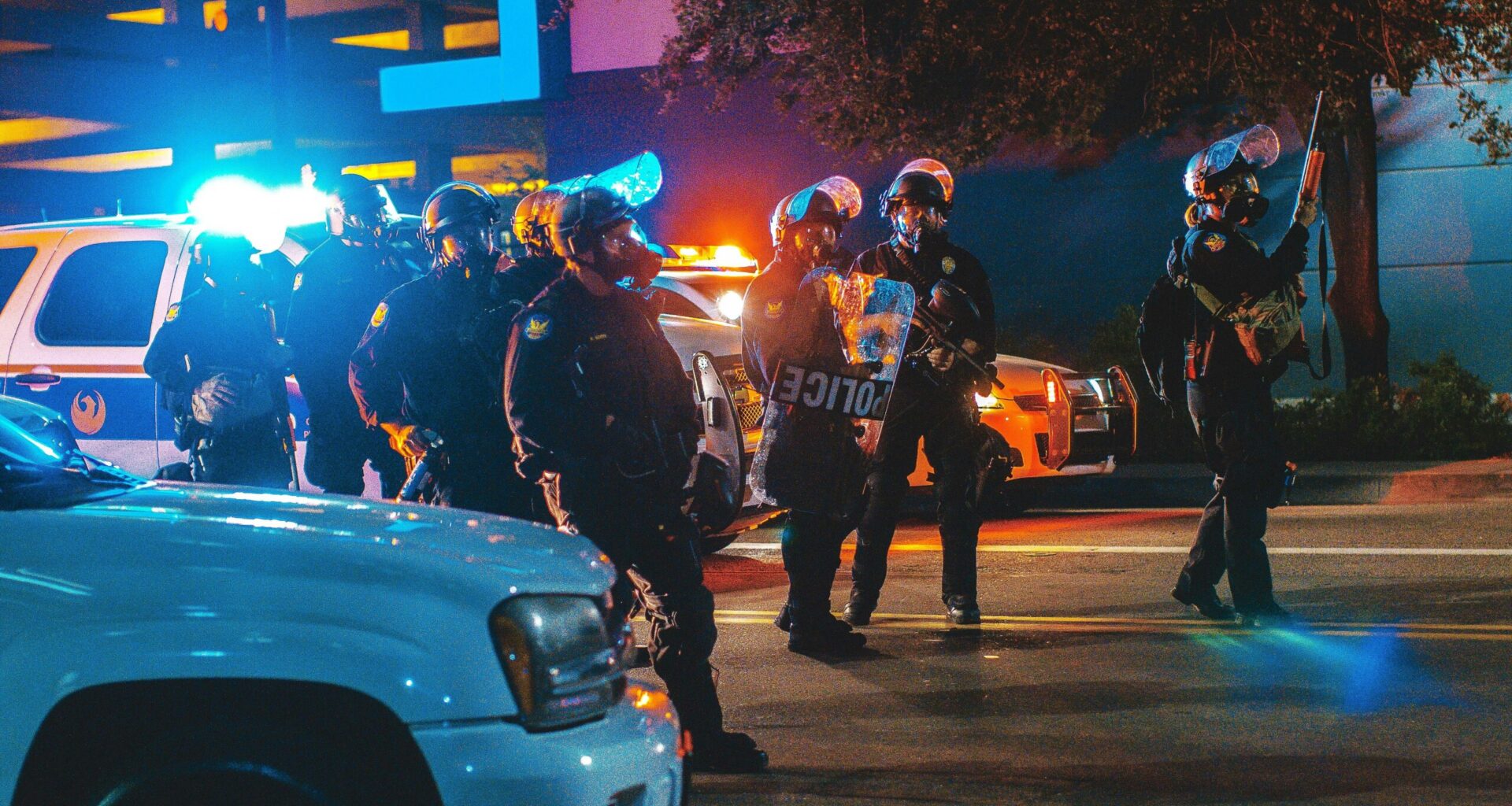 Dire "aboliamo la polizia" significa pensare a un mondo nuovo. Un libro spiega perché