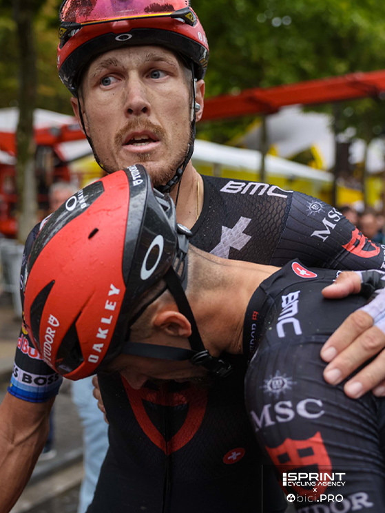 Tour de France 2025, Parigi, Campi Elisi, Matteo Trentin abbraccia Julian Alaphilippe