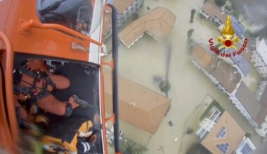 Mamma bloccata con il bimbo di 10 mesi sul tetto dell'auto in mezzo all'acqua: salvati