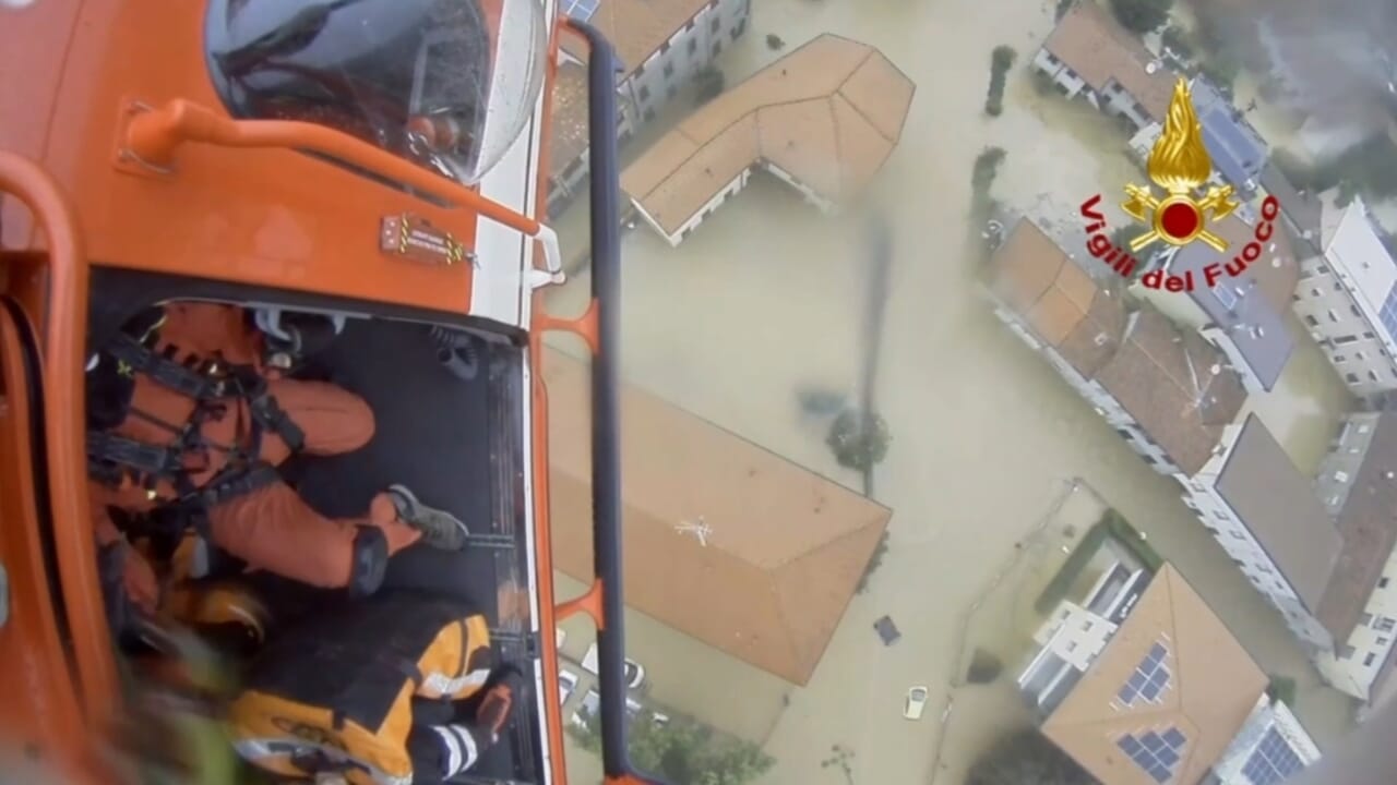 Mamma bloccata con il bimbo di 10 mesi sul tetto dell'auto in mezzo all'acqua: salvati