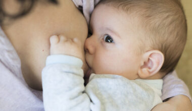 Allattare dopo un tumore al seno non aumenta il rischio di recidive, lo confermano due studi internazionali